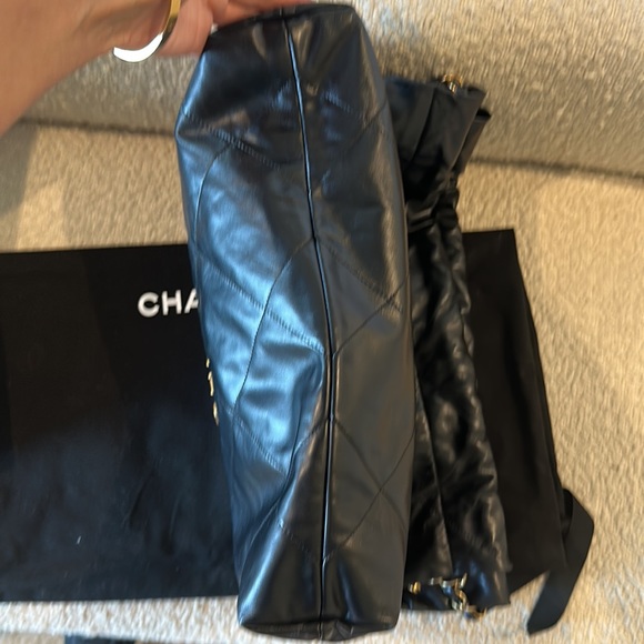 Chanel 22 handbag - Great Condition in Medium - Picture 5 of 6